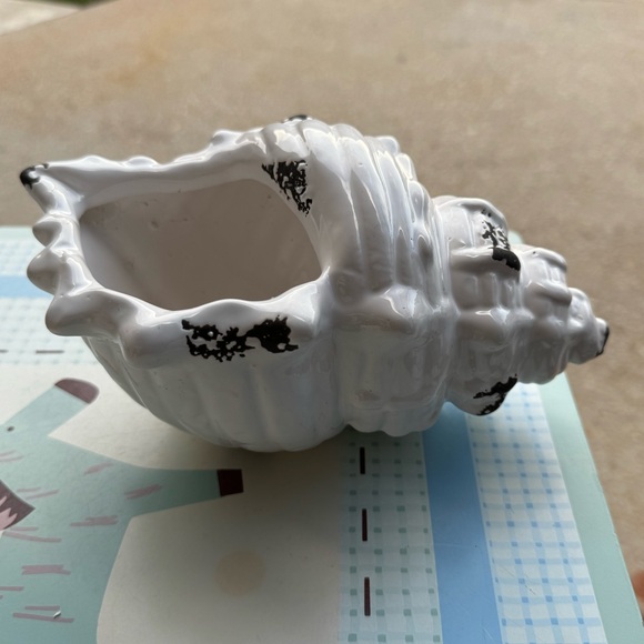 White Ceramic Conch Shell Planter / Vase With Distressed Black Details - Picture 12 of 13